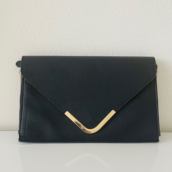 Forever 21 Handbags - Forever 21 Clutch